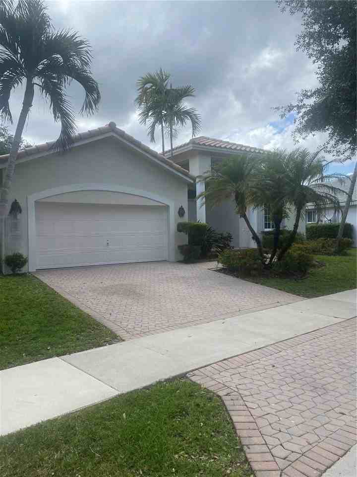 3066 Lakewood Cir - Photo 3 of 8