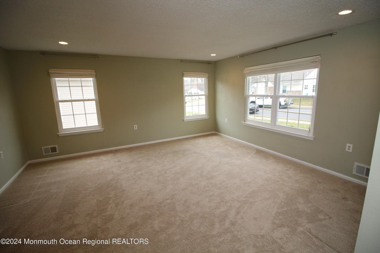 145 Pine Oak Blvd - Photo 6 of 32