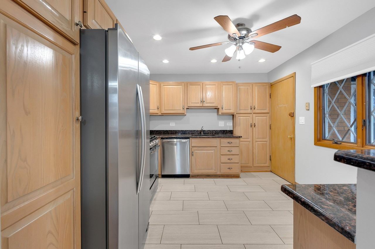 650 Patricia Ln - Photo 7 of 25