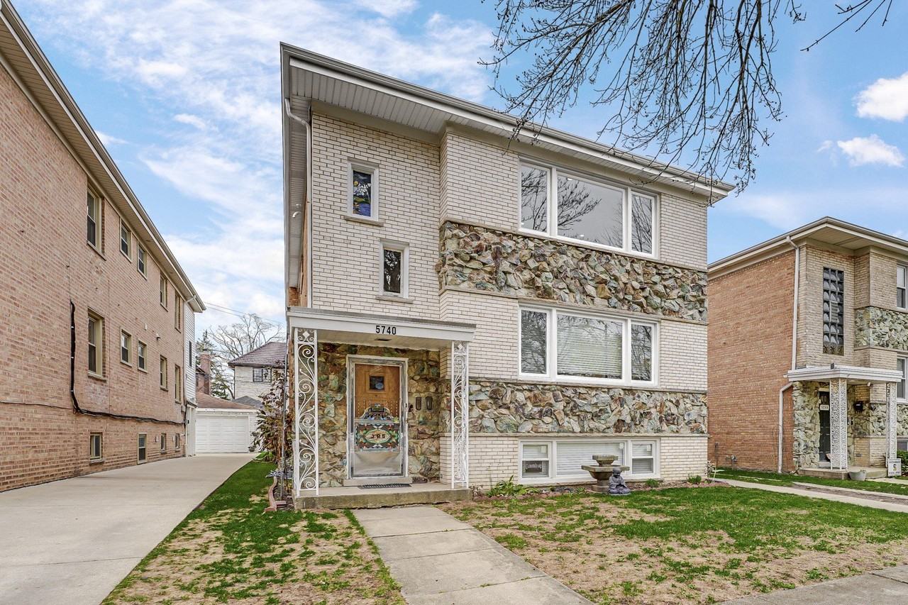 5740 N Lowell Ave #2 - Photo 4 of 24