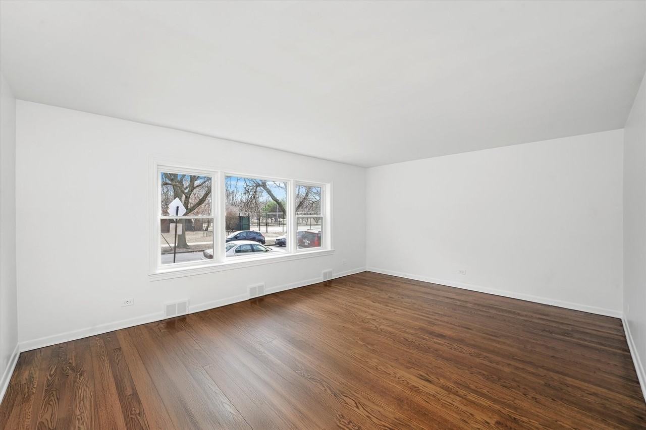 7056 N Rockwell St #1 - Photo 2 of 16