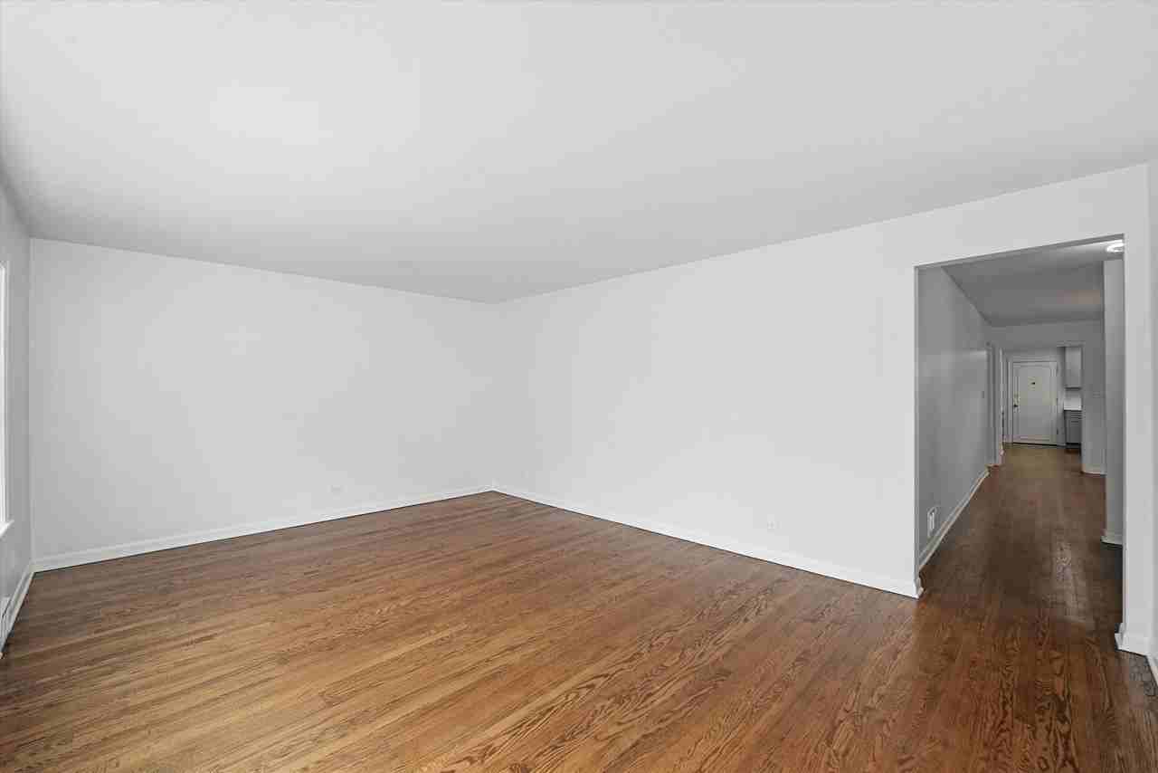 7056 N Rockwell St #1 - Photo 3 of 16