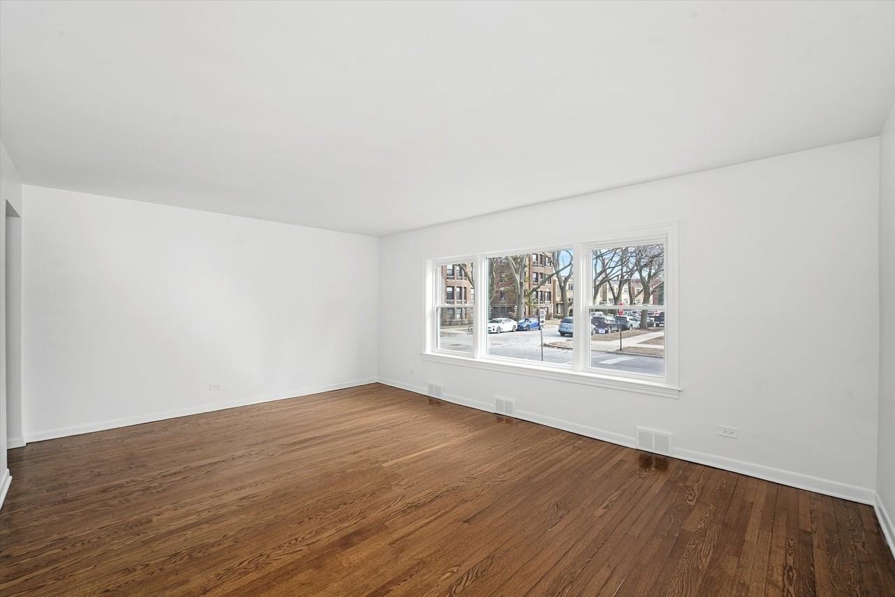 7056 N Rockwell St #1 - Photo 4 of 16