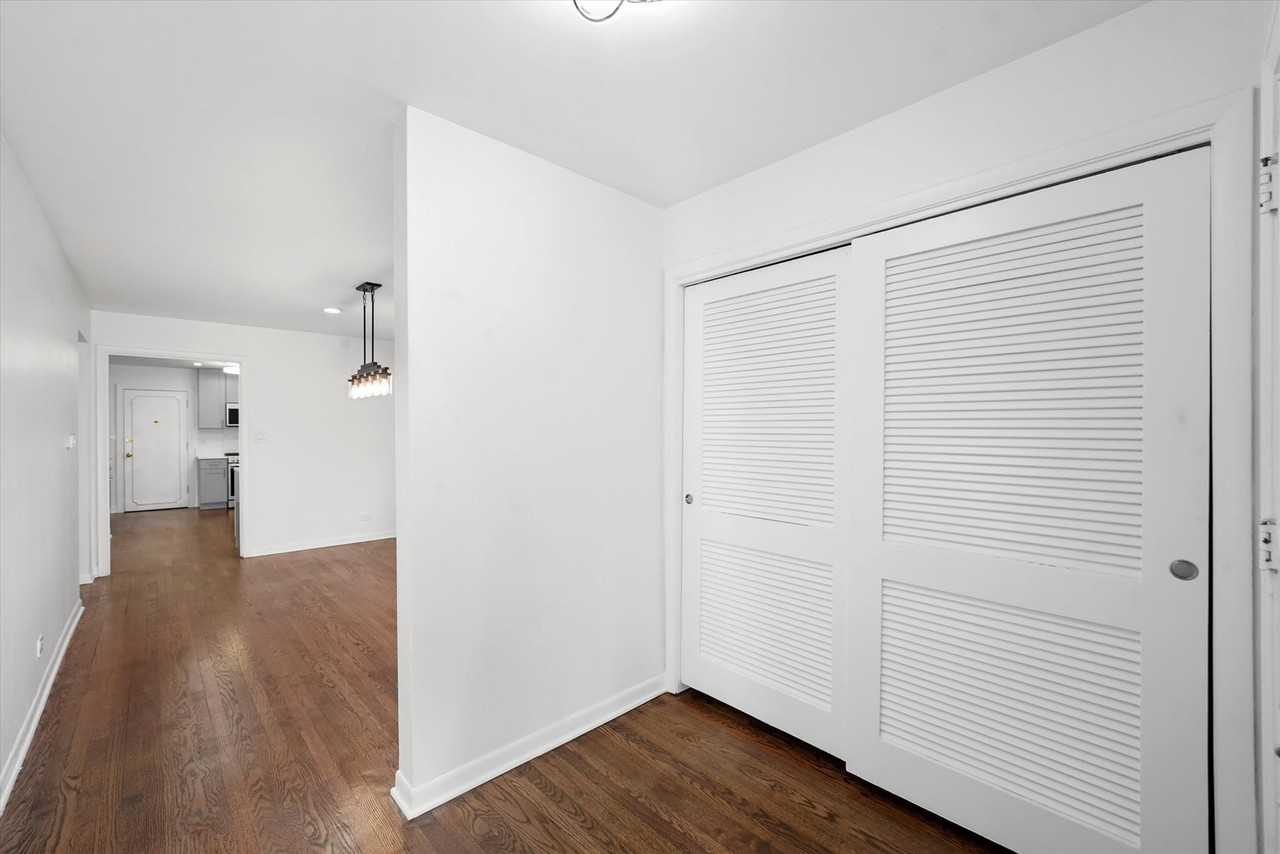 7056 N Rockwell St #1 - Photo 5 of 16