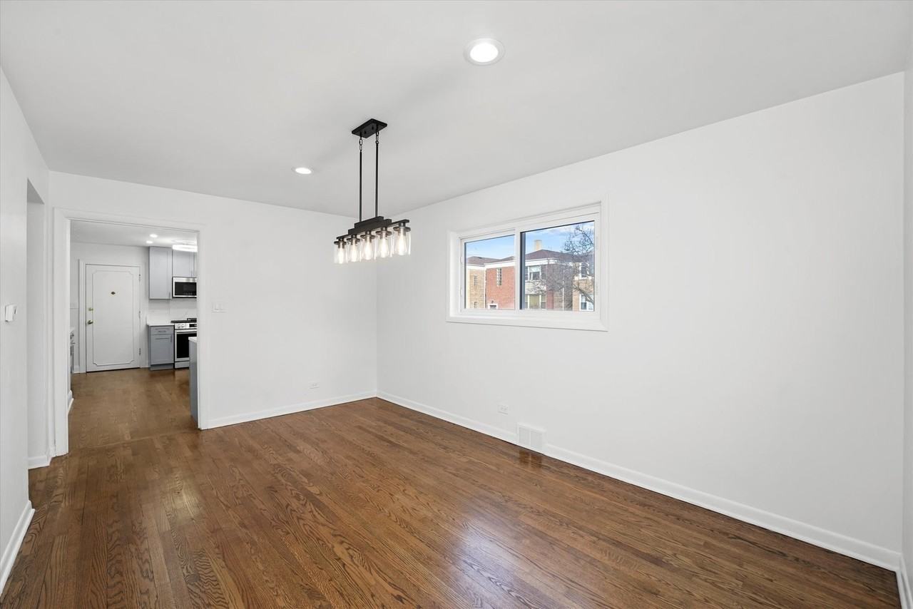 7056 N Rockwell St #1 - Photo 6 of 16