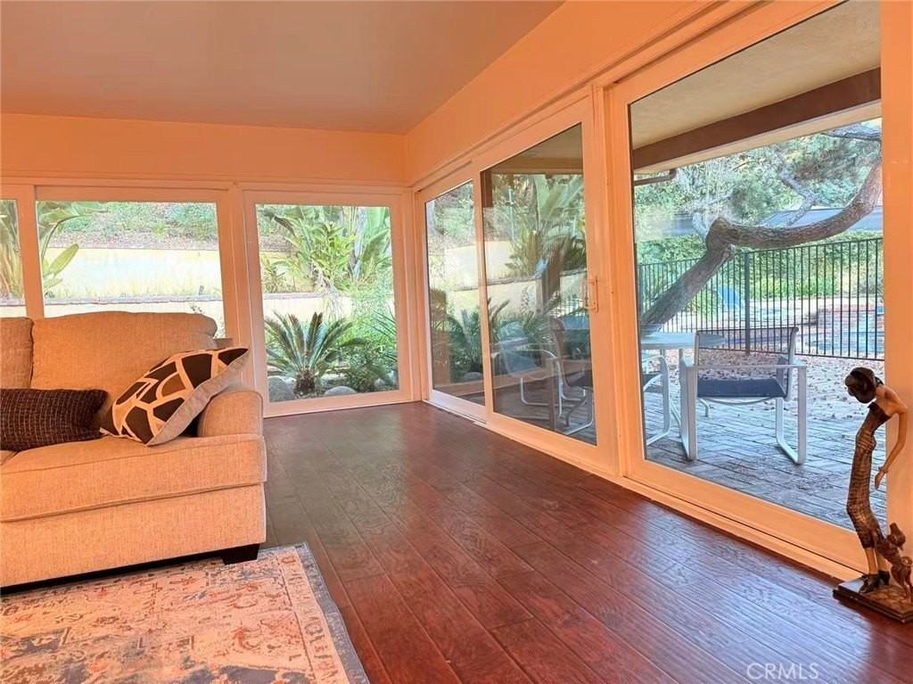 2500 Benedict Canyon Dr - Photo 5 of 29