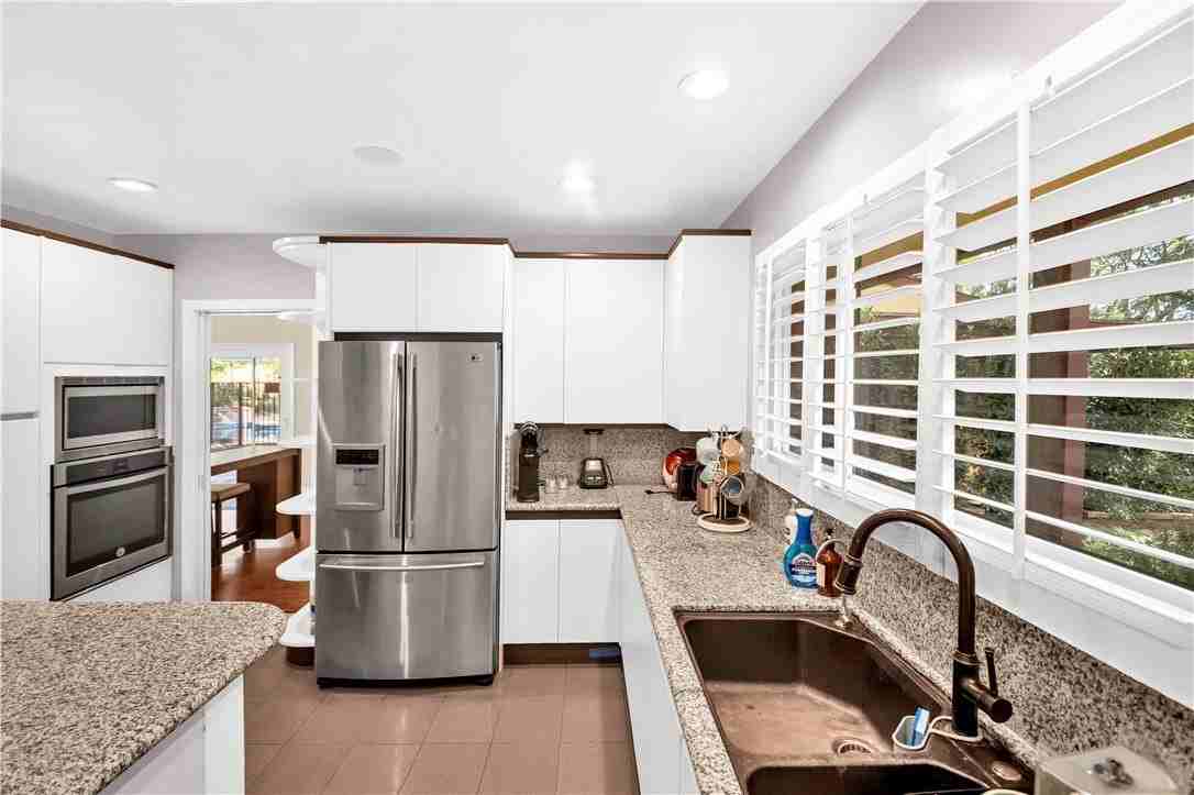 2500 Benedict Canyon Dr - Photo 7 of 29