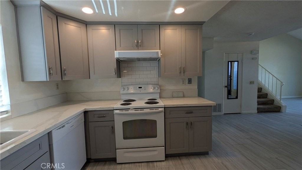 1637 English Pl - Photo 2 of 17