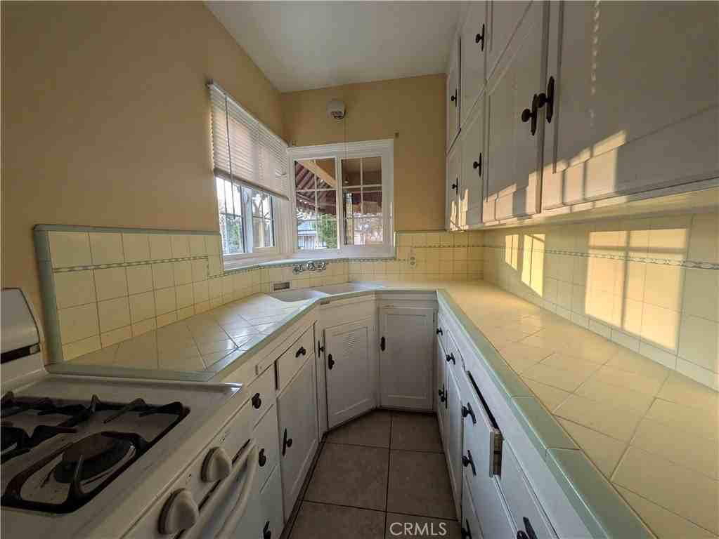 3326 Locust St - Photo 5 of 13