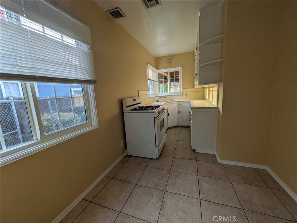 3326 Locust St - Photo 6 of 13