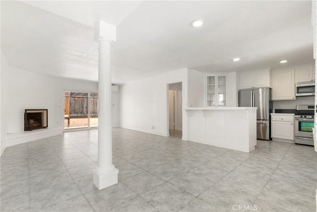 384 16th Pl Apt B - Photo 4 of 16