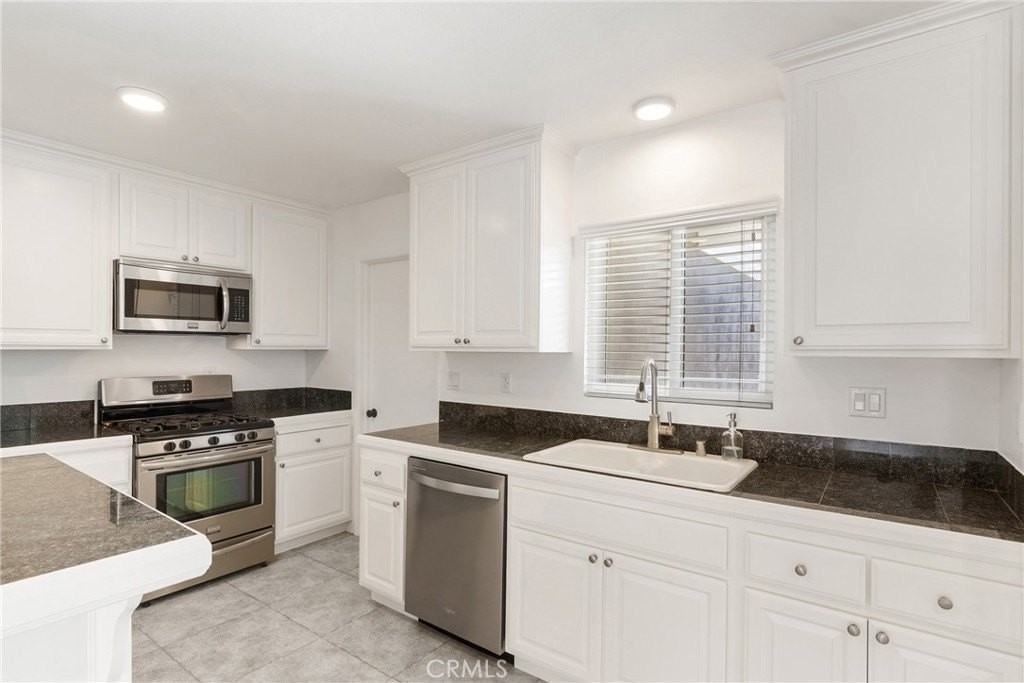 384 16th Pl Apt B - Photo 6 of 16