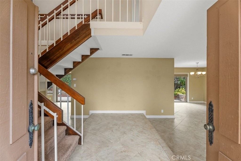 17512 Teachers Ave - Photo 6 of 50