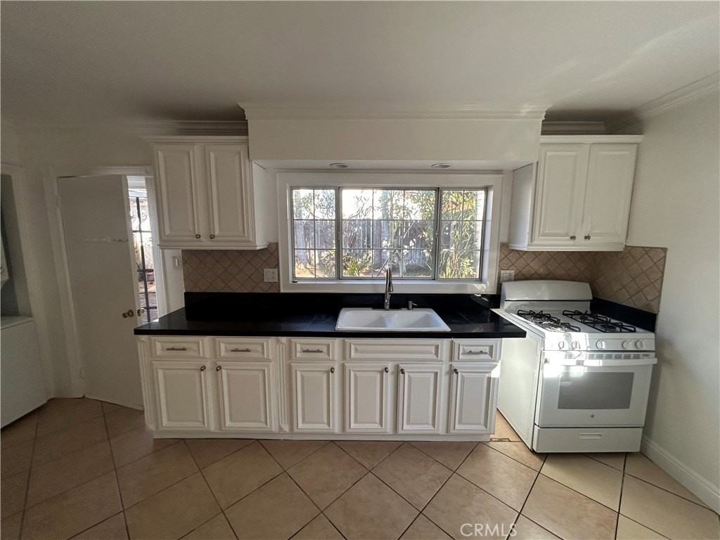 3718 E 15th St - Photo 3 of 13