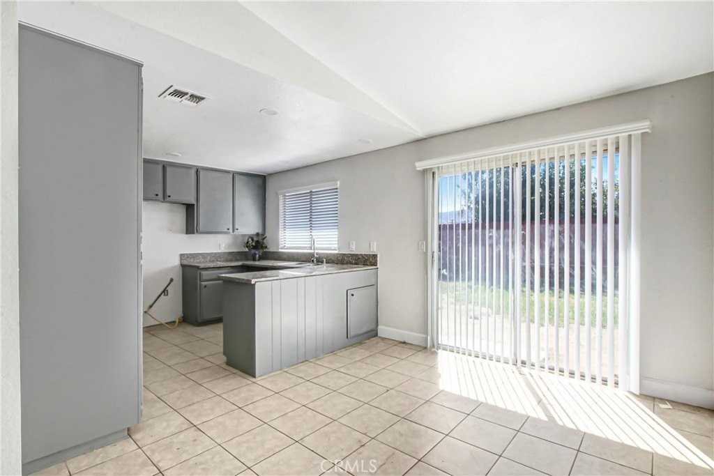 1142 W King St - Photo 4 of 12