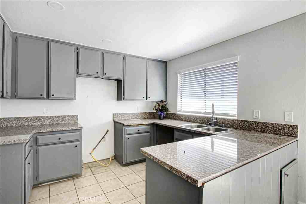 1142 W King St - Photo 5 of 12