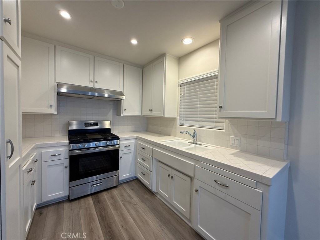 657 W 24th St #1 - Photo 4 of 10