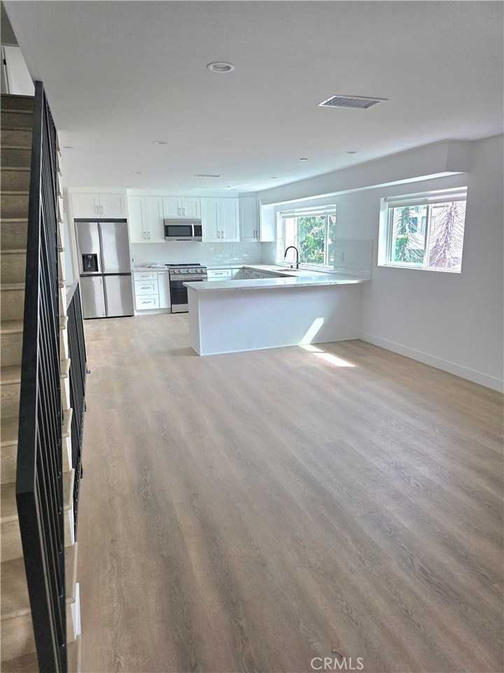 14169 Calvert St - Photo 3 of 20