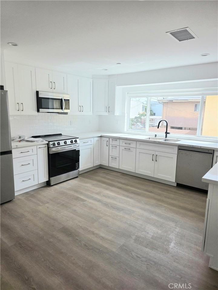 14169 Calvert St - Photo 4 of 20