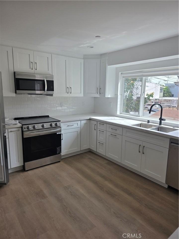 14169 Calvert St - Photo 7 of 20