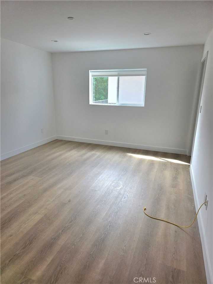 14169 Calvert St - Photo 7 of 20