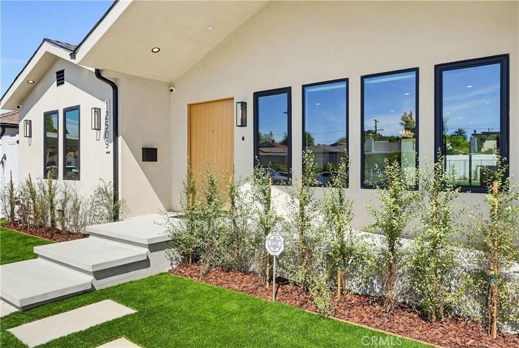 12509 Emelita St - Photo 6 of 43