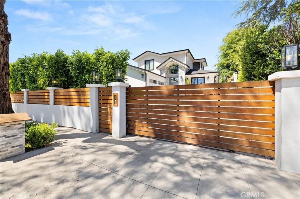 22121 Providencia St - Photo 2 of 26