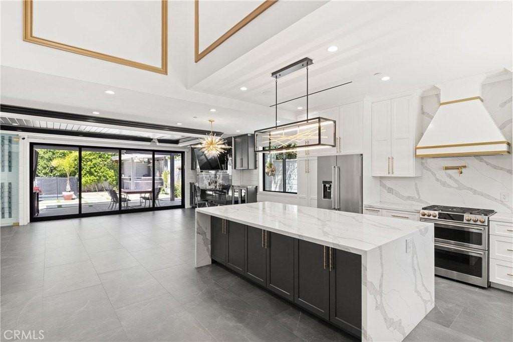 22121 Providencia St - Photo 3 of 26