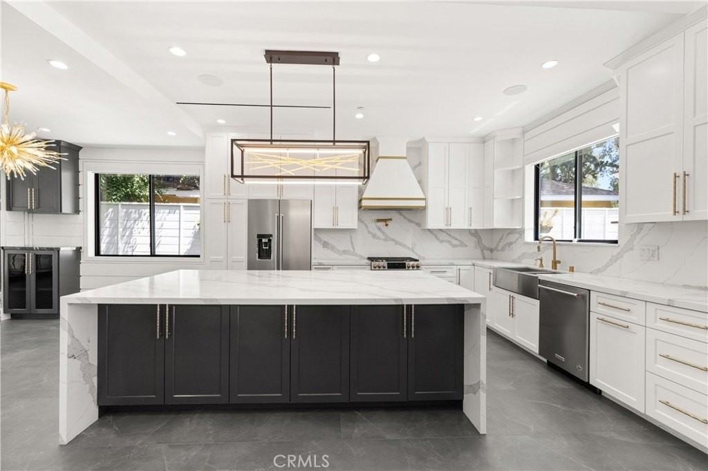 22121 Providencia St - Photo 4 of 26