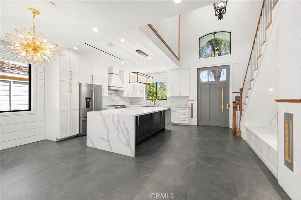 22121 Providencia St - Photo 6 of 26