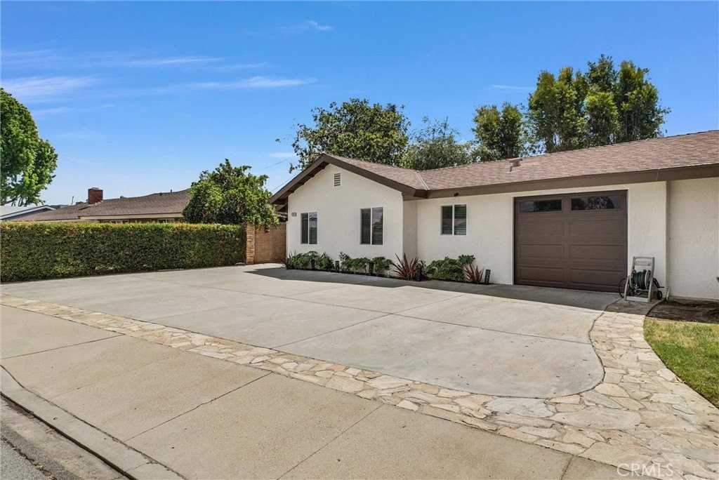 12363 Loraine Ave - Photo 4 of 30