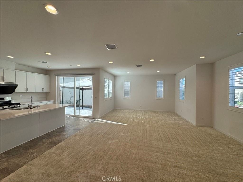 7018 Aloe Ln - Photo 4 of 39