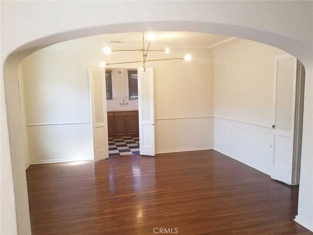 1641 Cabrillo Ave - Photo 4 of 15