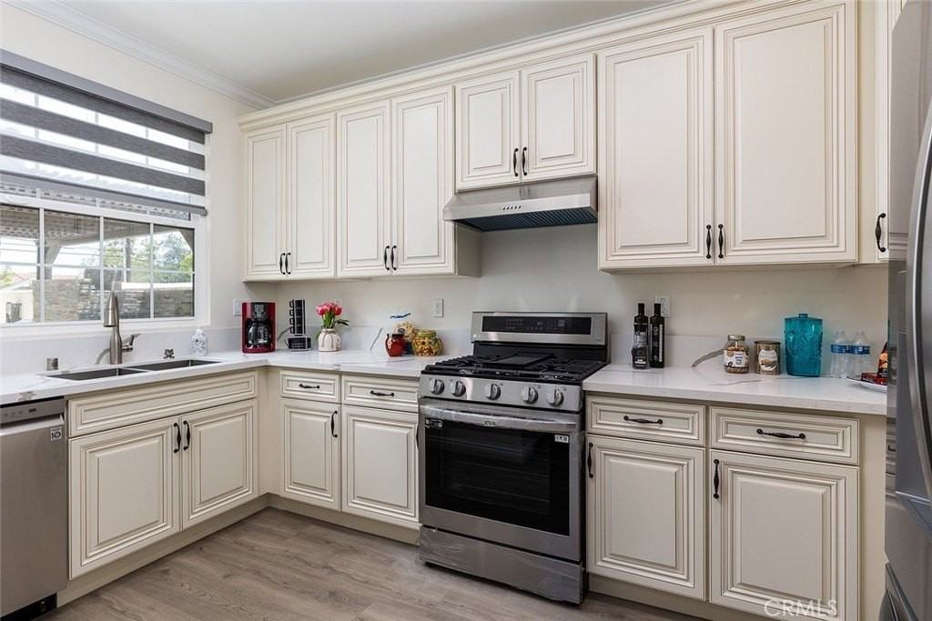 89 N Grand Oaks Ave #103 - Photo 5 of 16