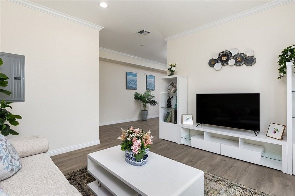 89 N Grand Oaks Ave #103 - Photo 7 of 16