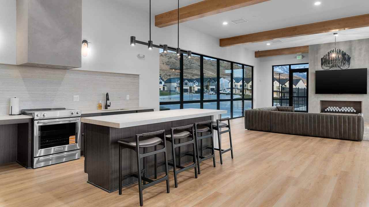 N 325 E #4275 - Photo 2 of 50