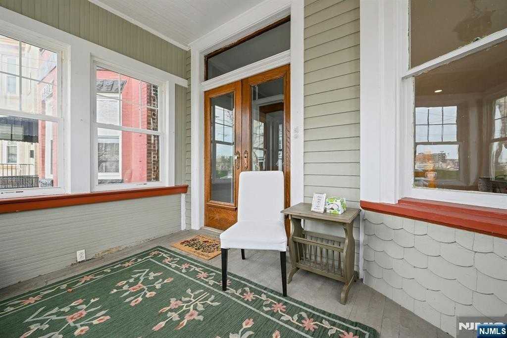 158 Edgar St - Photo 2 of 27