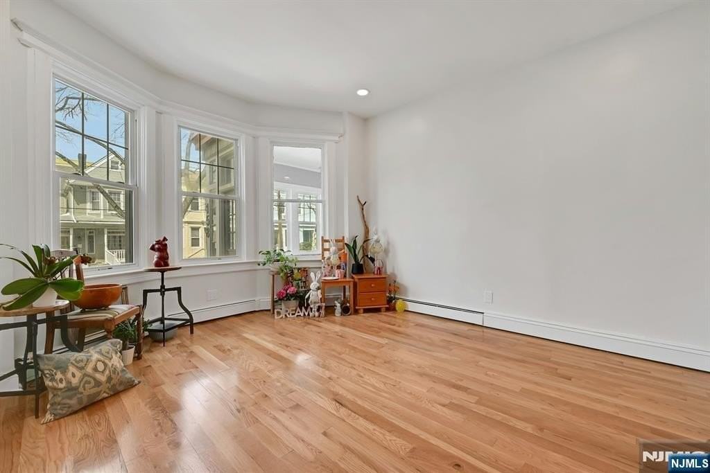 158 Edgar St - Photo 3 of 27