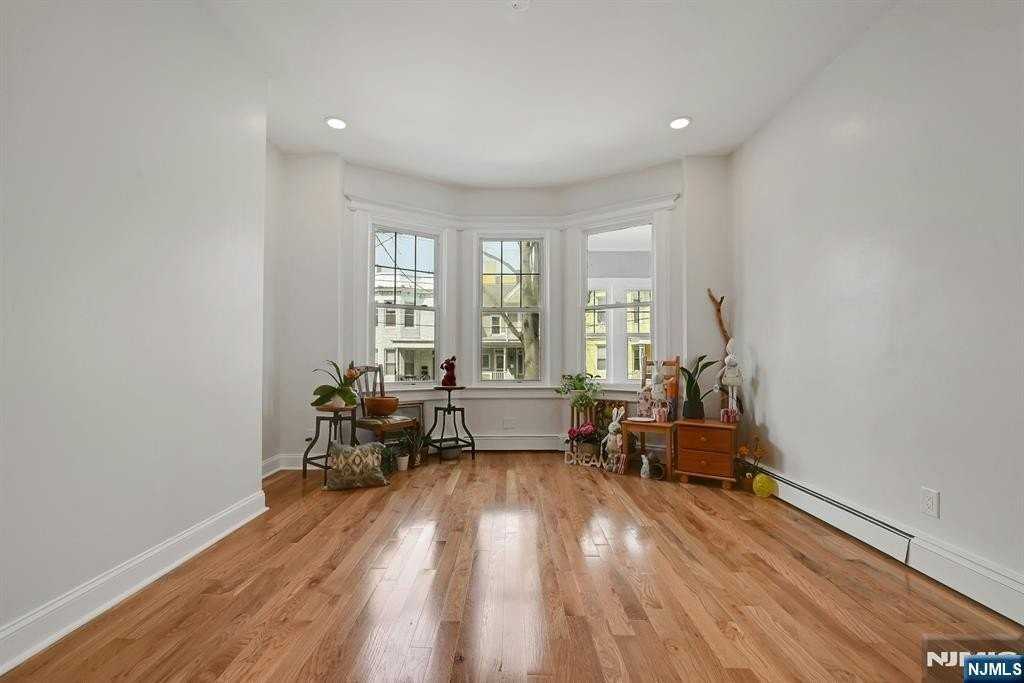 158 Edgar St - Photo 4 of 27