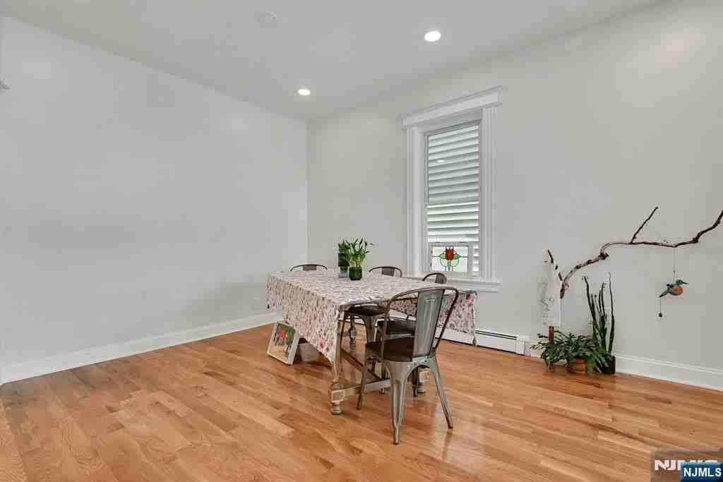 158 Edgar St - Photo 5 of 27