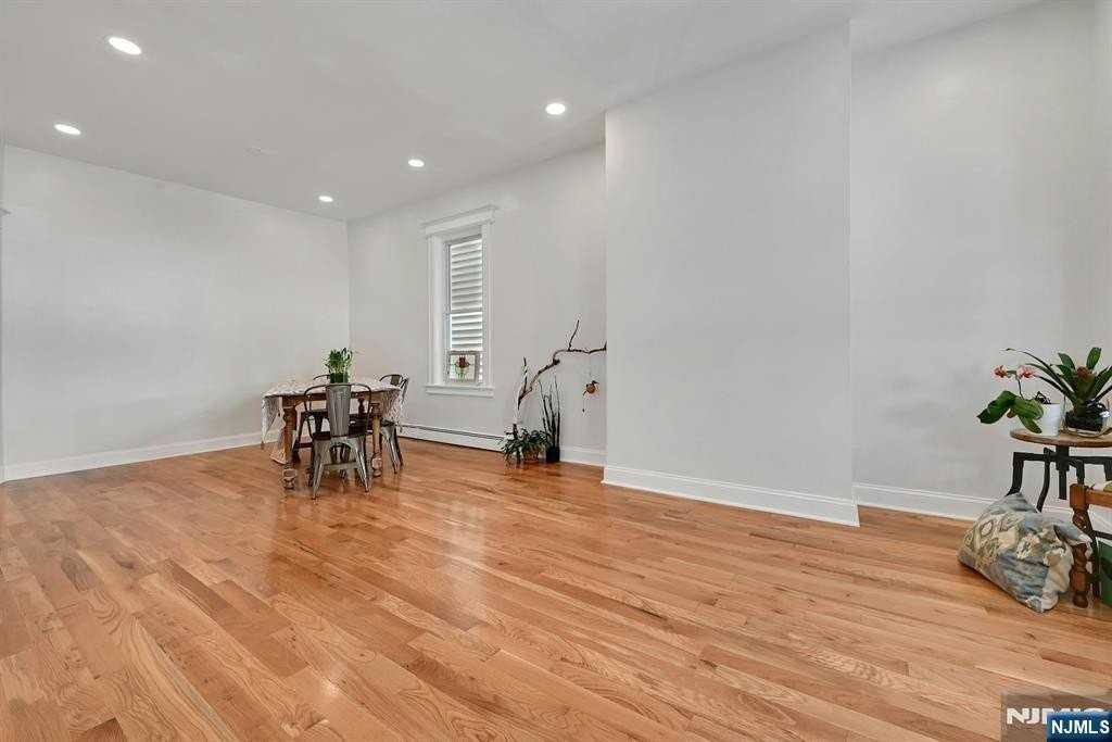 158 Edgar St - Photo 6 of 27