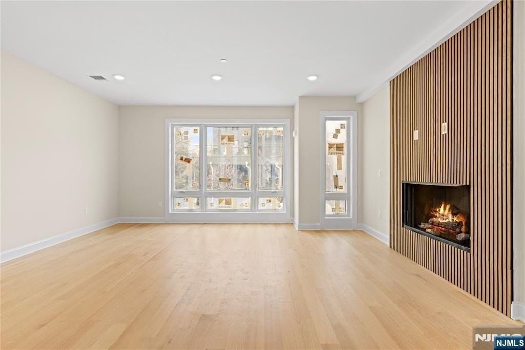 45 Lincoln Ave - Photo 5 of 39