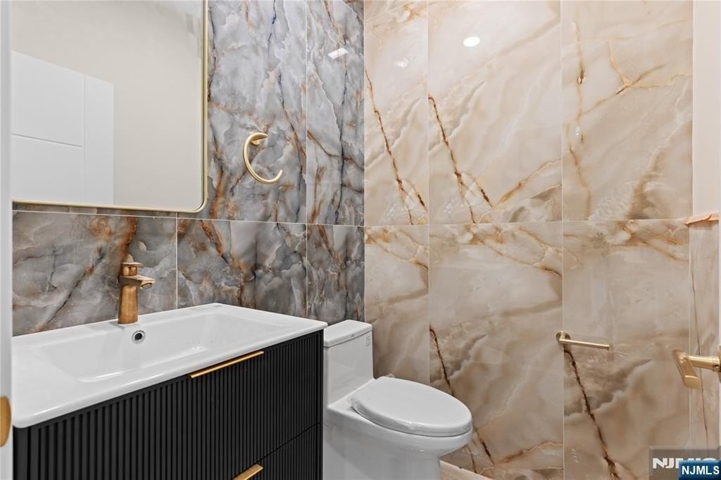 45 Lincoln Ave - Photo 7 of 39