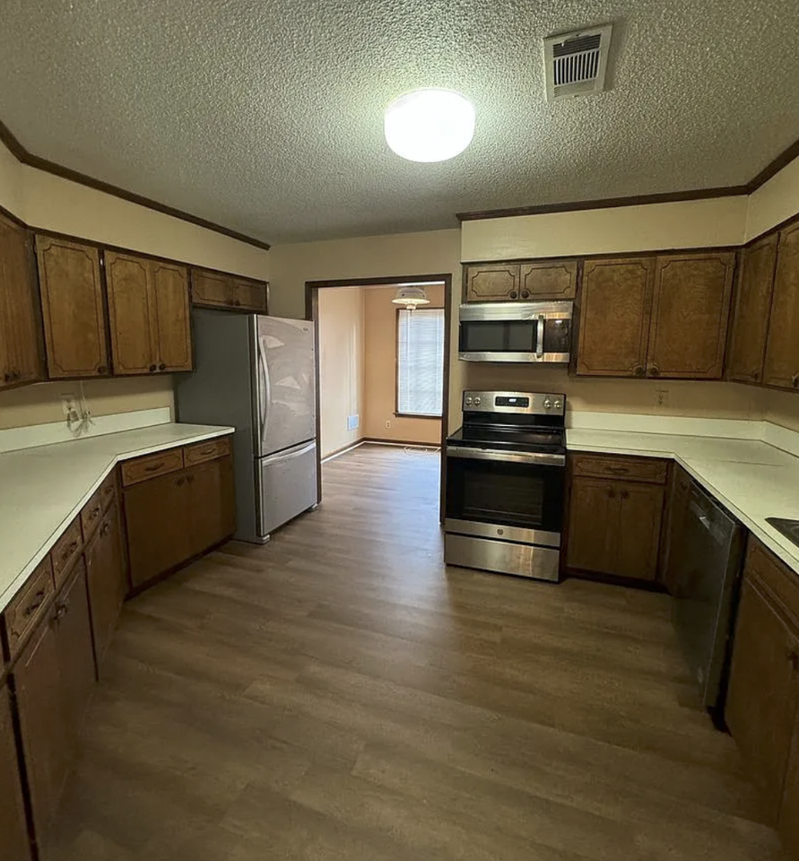 654 Mayflower Dr #1 - Photo 4 of 6