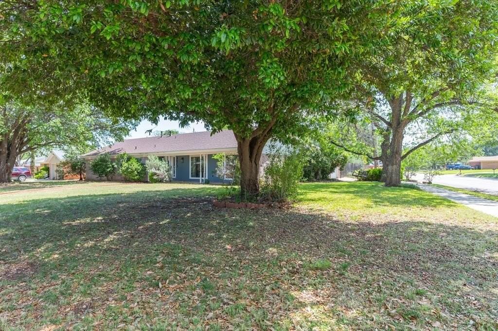 4073 Concord Dr - Photo 4 of 40