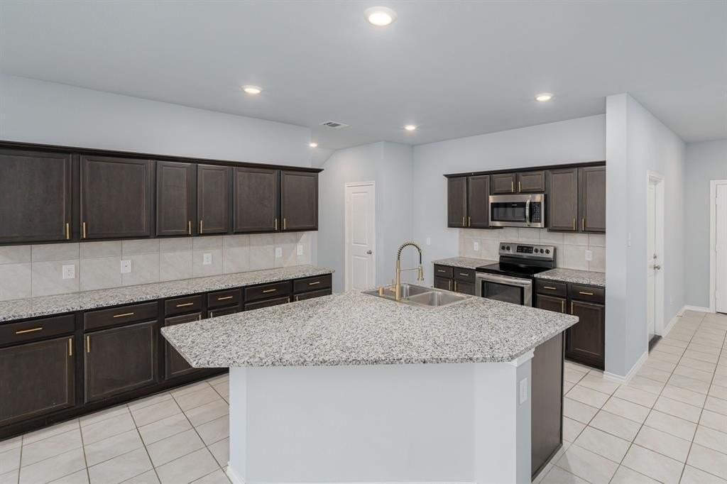 811 Emerald Dr - Photo 4 of 23