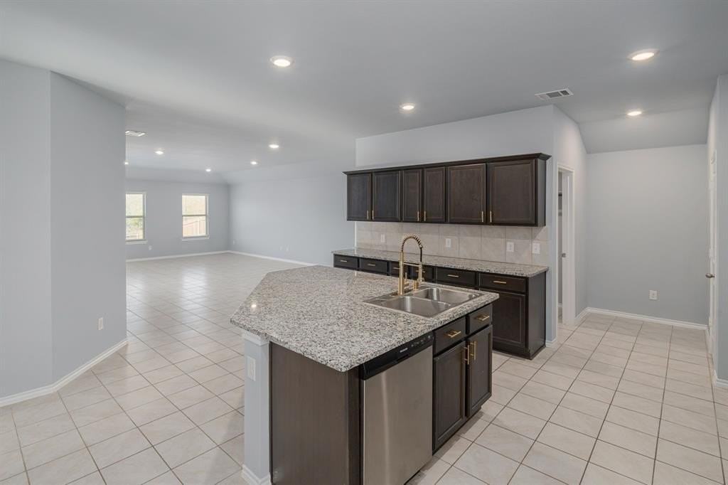 811 Emerald Dr - Photo 6 of 23