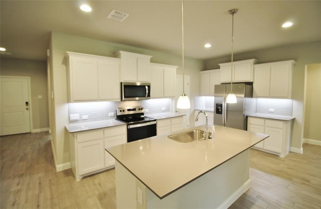 1449 Bennett Dr - Photo 4 of 9