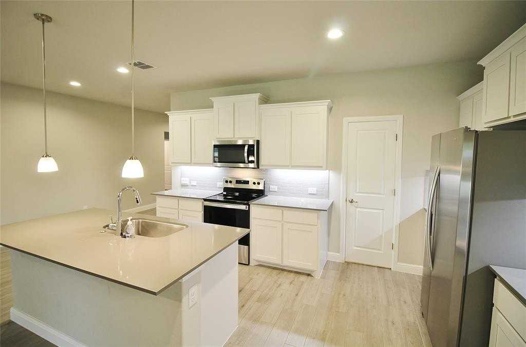 1449 Bennett Dr - Photo 5 of 9