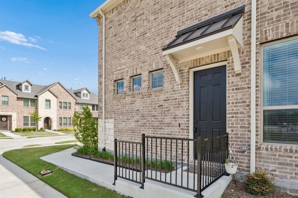 7035 Granbury Ln - Photo 3 of 28